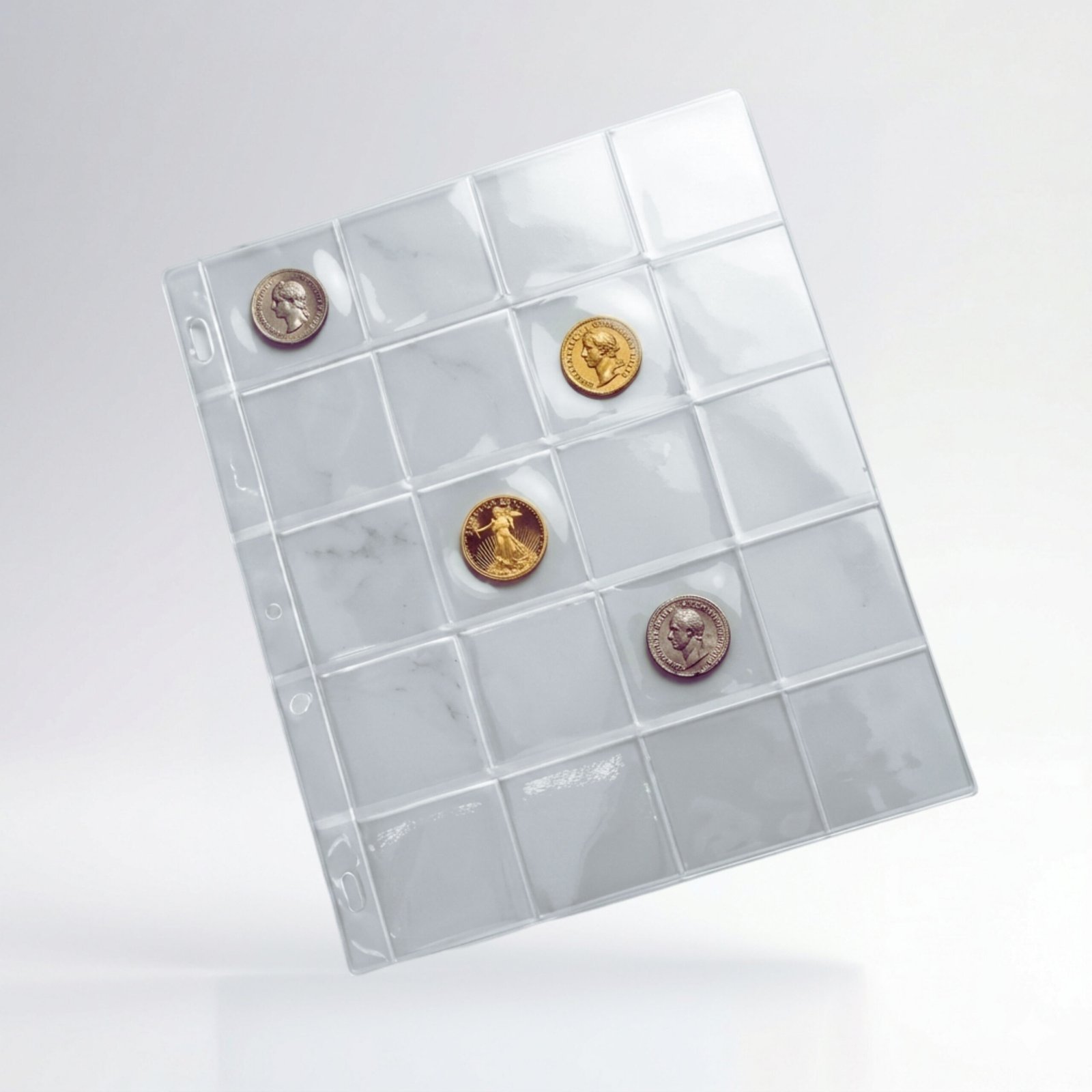 Protector transparente para monedas de colección con compartimentos individuales para almacenamiento y conservación numismática.